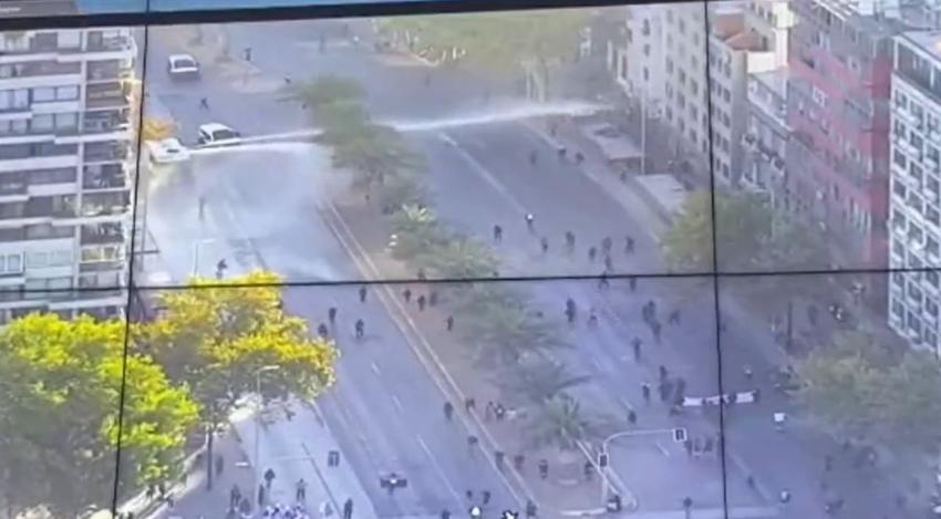Barricadas en el centro de Santiago provocan cierre de estación del Metro y desvíos del tránsito