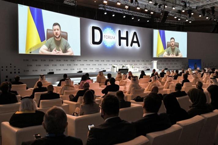 Zelenski denuncia en foro de Doha que Rusia está alentando carrera de armamento nuclear