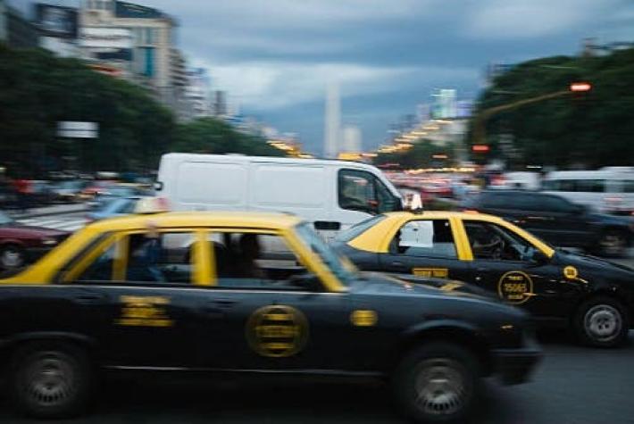 Taxista se apuñaló a sí mismo para fingir que había sido asaltado: Cámaras de seguridad lo delataron