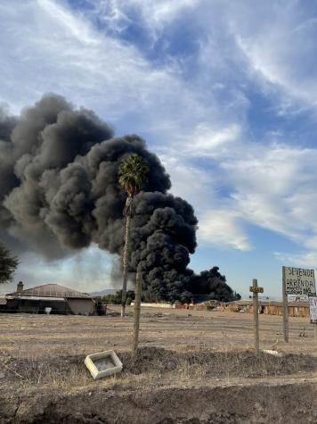 Suspenden clases en Batuco para este lunes tras incendio en fábrica de plásticos en Lampa