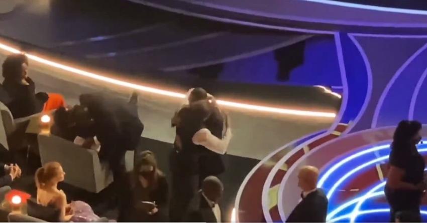 Imágenes muestran a actores calmando a Will Smith tras golpear a Chris Rock en los Óscar 2022