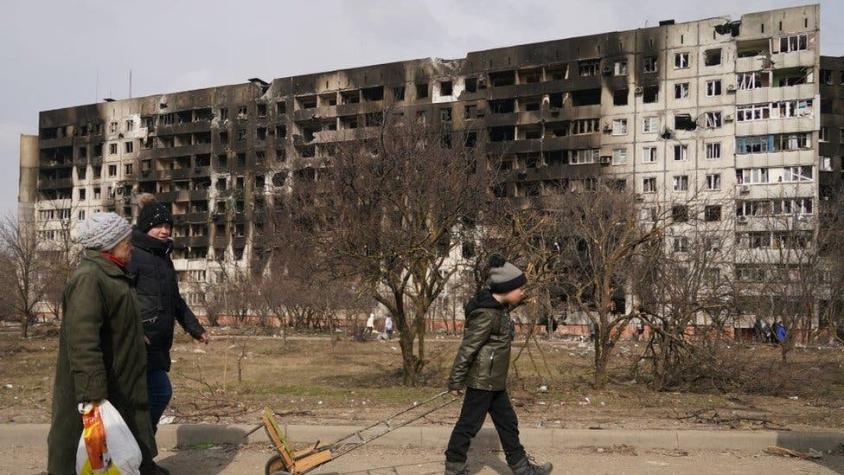Rusia y Ucrania: Putin exige la rendición de Mariúpol para dejar de bombardear la ciudad sitiada