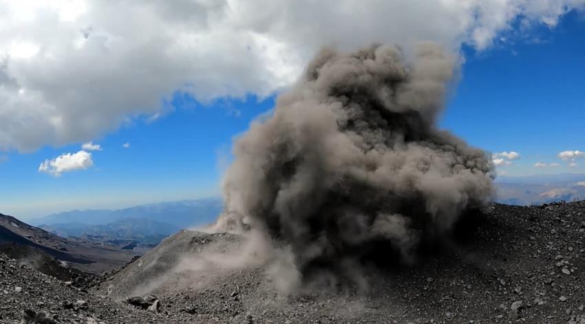 [VIDEO] Personas se acercaron a cráter de volcán Nevados de Chillán en pleno pulso eruptivo