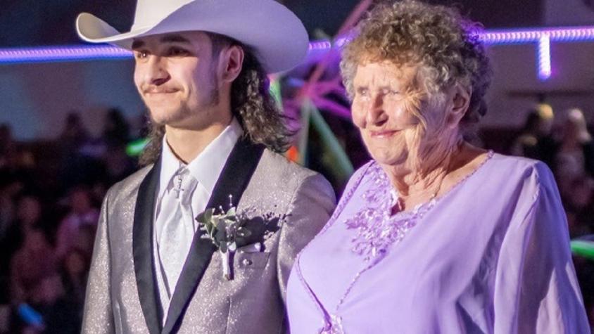 [VIDEO] Joven fue con su bisabuela de 92 años al baile de graduación en Estados Unidos