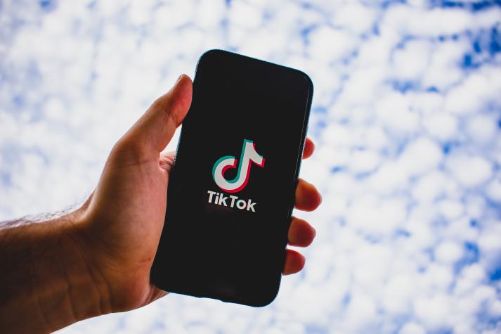 Ex moderadores de TikTok arremeten: Buscan indemnización por trauma