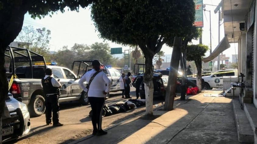 Encuentran 6 cabezas sobre un vehículo junto a un cartel de advertencia en estado mexicano