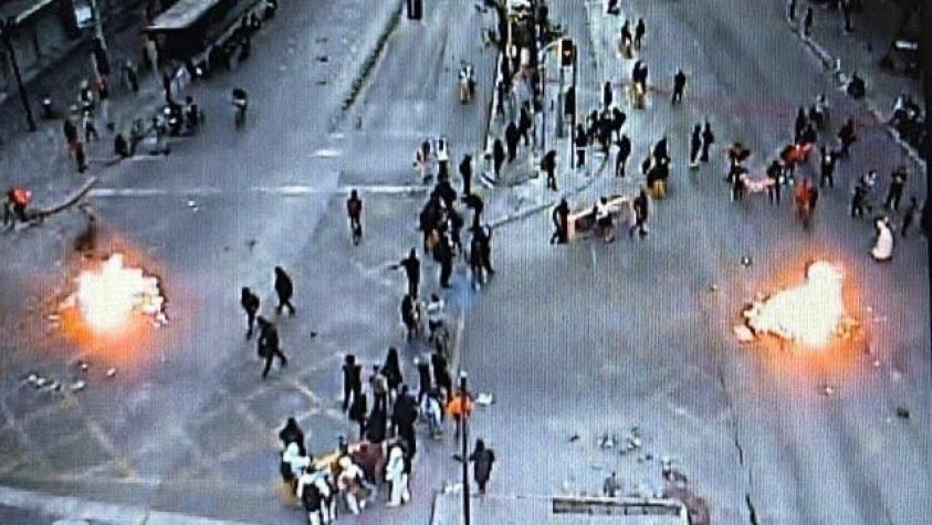 Barricadas incendiarias provocan desvíos del tránsito en el centro de Santiago