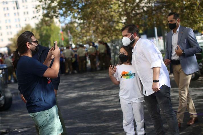 Presidente Boric conversó vía megáfono con asistentes a marcha del Trastorno del Espectro Autista