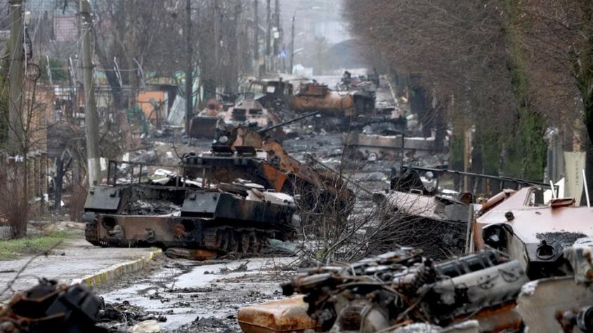 Rusia y Ucrania: el cementerio de cadáveres y tanques quemados en Bucha