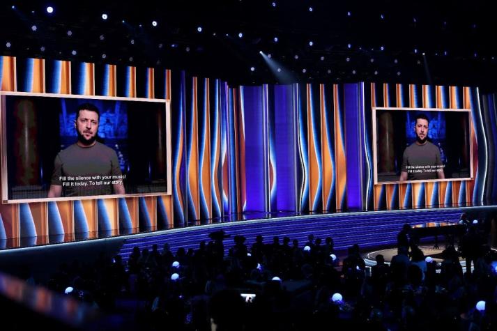 Presidente de Ucrania, Volodimir Zelenski, habla en un video en la gala de los Grammy