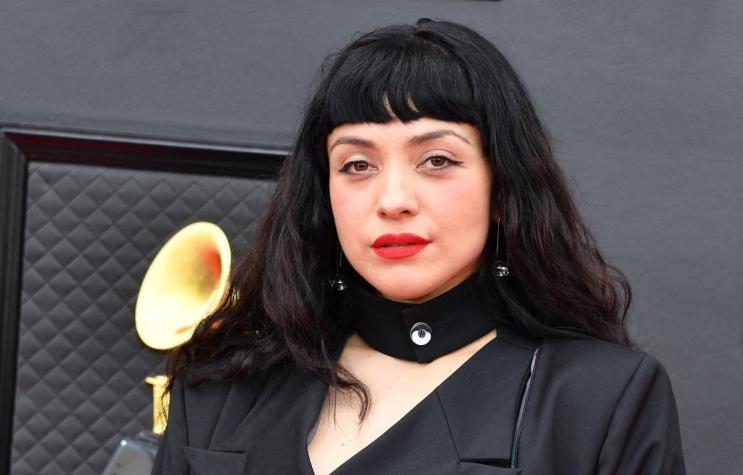 El elegante look de Mon Laferte en los Grammy 2022 a dos meses de dar a luz