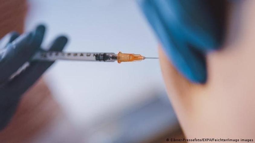 Alemán recibió por lo menos 87 dosis de vacunas contra COVID-19