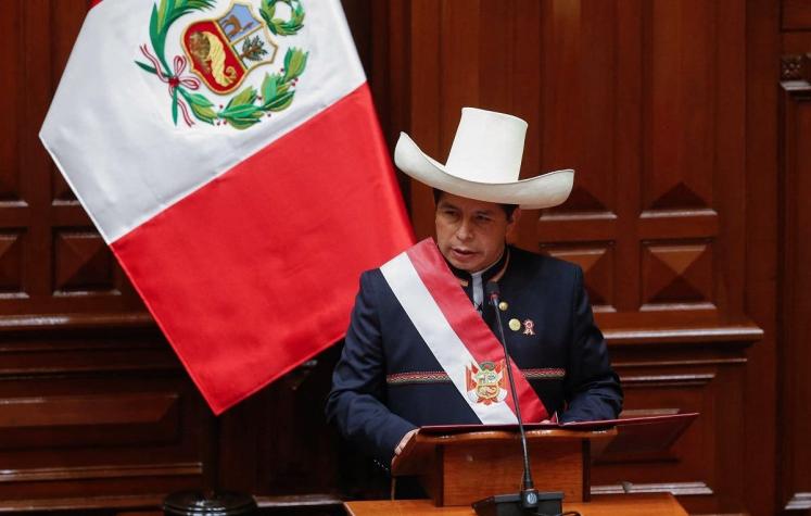 Presidente de Perú, Pedro Castillo, impone toque de queda para este martes en Lima y Callao
