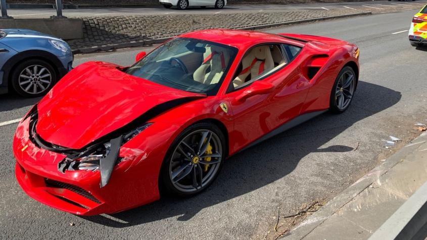 Hombre se compró un Ferrari avaluado en $263 millones: Lo chocó tras sacarlo del concesionario