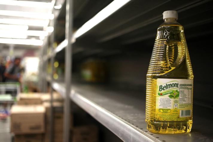 Locura por comprar aceite barato: decenas de personas arrasan con cajas en un supermercado