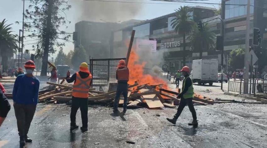 Trabajadores protestan con barricadas por paralización de obra inmobiliaria en Plaza Egaña