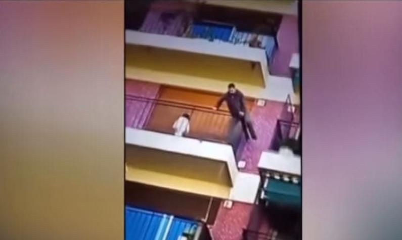 [VIDEO] Argentina: Hombre salta al balcón de un quinto piso para rescatar a un niño atrapado