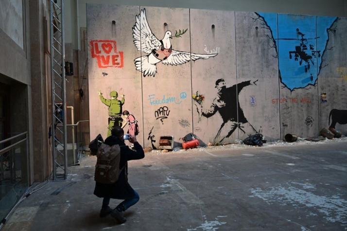 El arte del misterioso Banksy llega a Chile con la exposición "Sin límites"