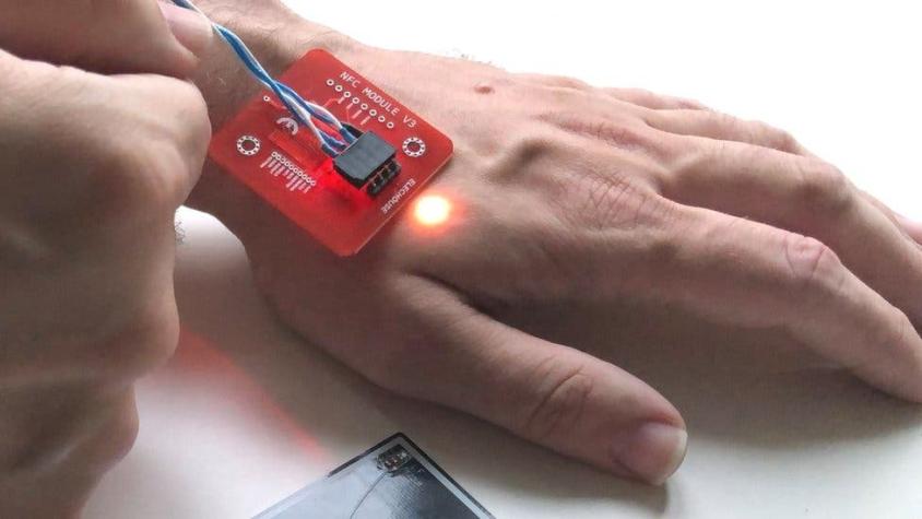 Los implantes de microchip que te permiten pagar con la mano