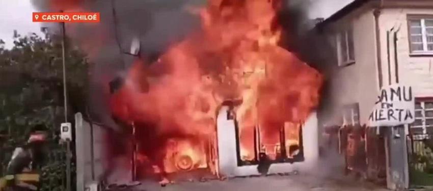 Incendio consumió base operativa de ambulancias en Castro: Funcionario resultó con lesiones leves
