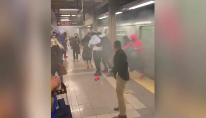 Reportan tiroteo en una estación de metro de Nueva York: autoridades afirman que hay varios heridos