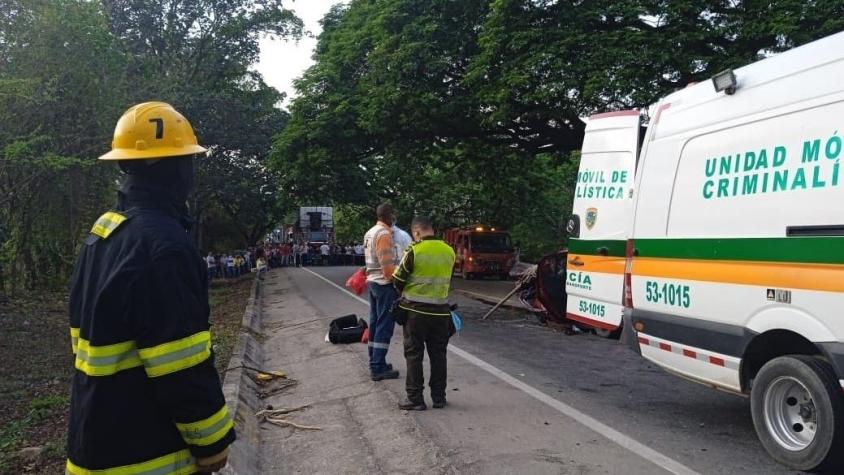 Cinco miembros de una familia mueren tras fatal choque de auto con un camión en Colombia