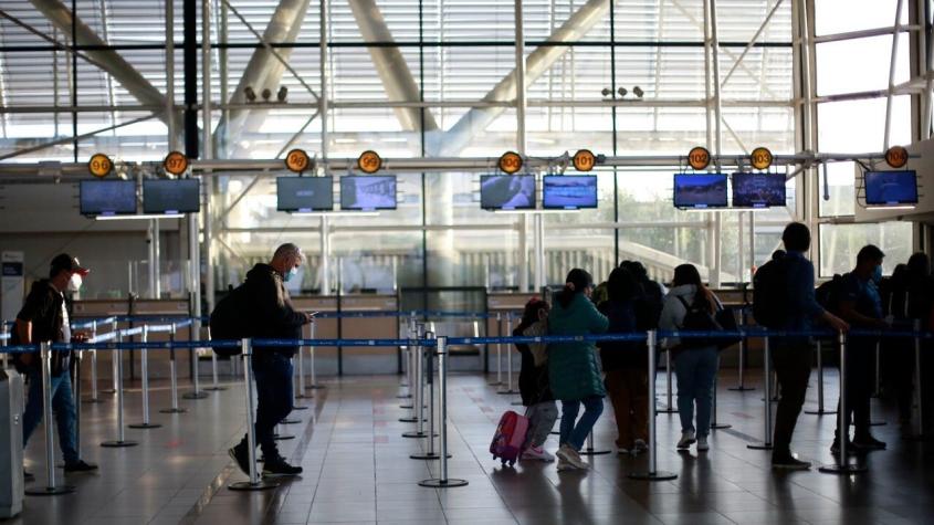 Pasajeros realizan protesta al interior de avión en Aeropuerto de Santiago tras cancelación de vuelo
