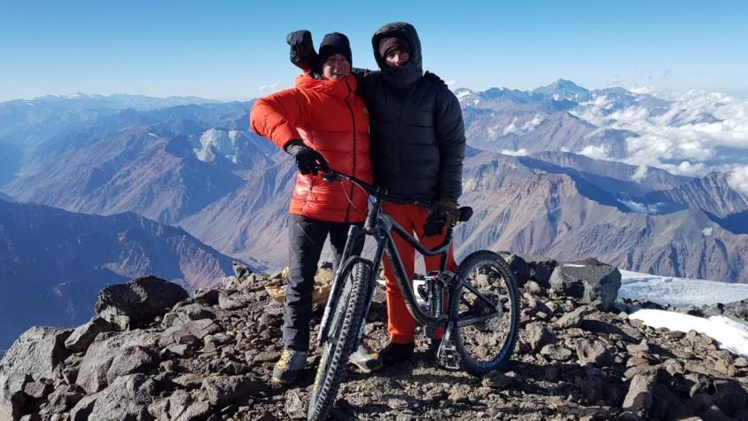 Hazaña de nivel internacional: deportistas chilenos hacen cumbre en el Tupungato en bicicleta