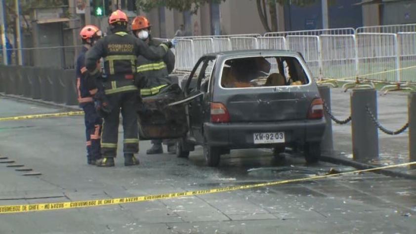 Auto se incendió frente a La Moneda: Hombre habría intentado quemarse a lo bonzo