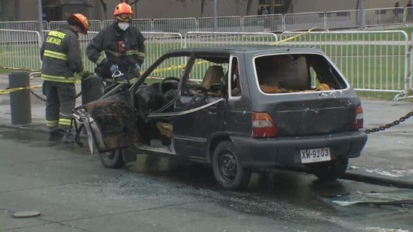 [VIDEO] Cámaras de seguridad registran momento en que auto se incendia frente a La Moneda