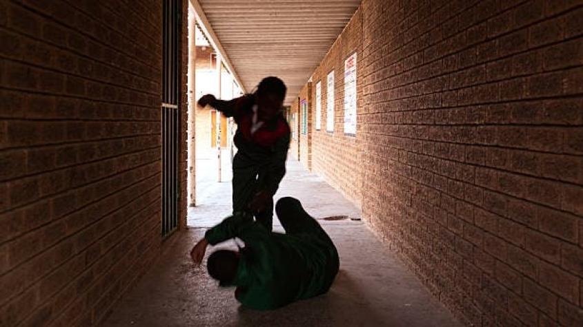 Inglaterra: Arrestan a diez escolares por golpear en grupo y arrancar el pelo a niña de 13 años