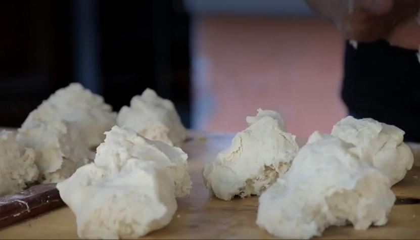 [VIDEO] Ante aumento de precio: Comunidades hacen clases gratis para hacer pan