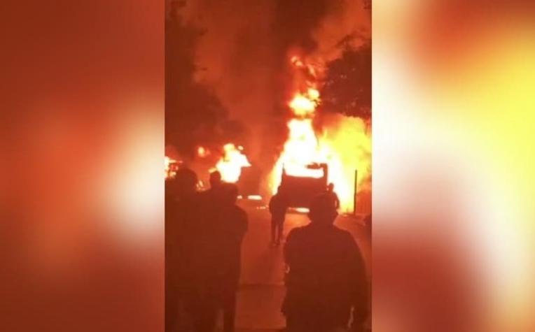 Encapuchados queman dos buses del transporte público en Quinta Normal
