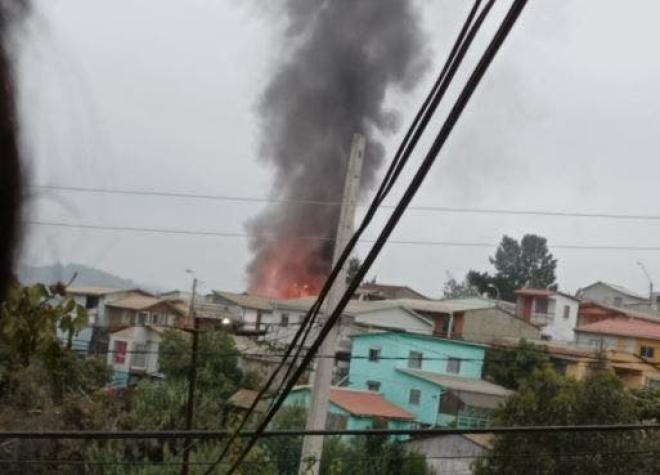 Incendio afecta al menos dos viviendas en cerro San Roque de Valparaíso