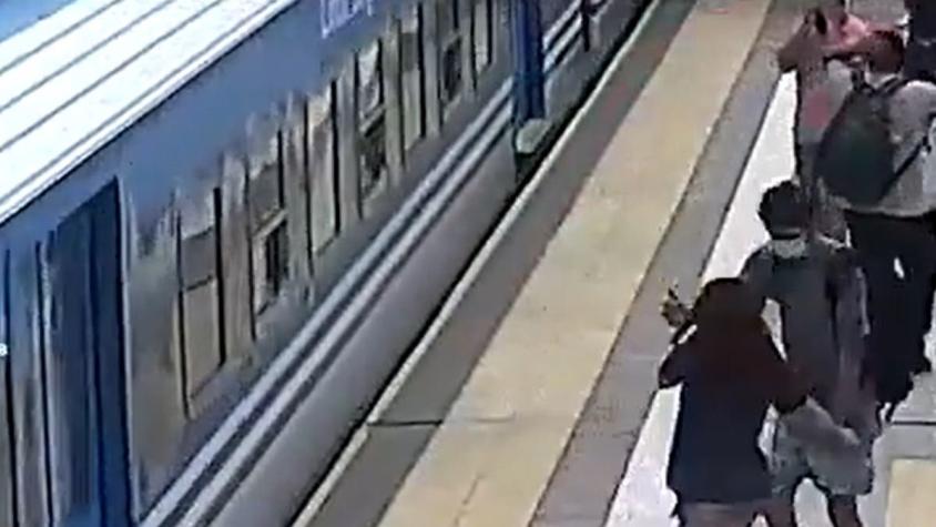 Se salvó de milagro: joven se desmayó en el andén y cayó en las vías justo cuando ingresaba el tren