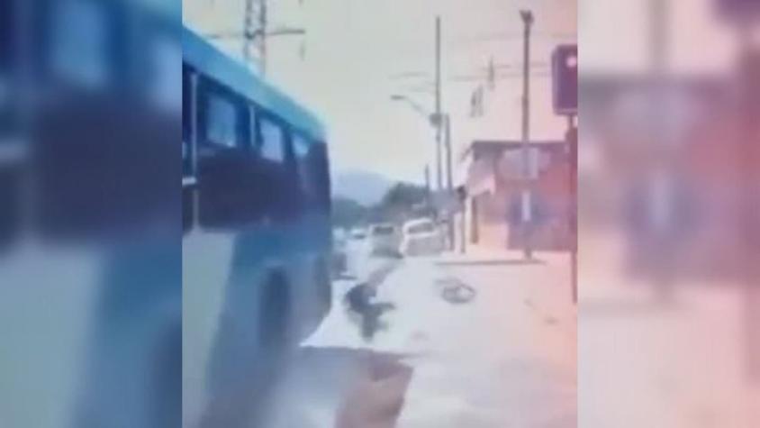 [VIDEO] Mujer cayó por ventana de bus del Transantiago en Cerro Navia