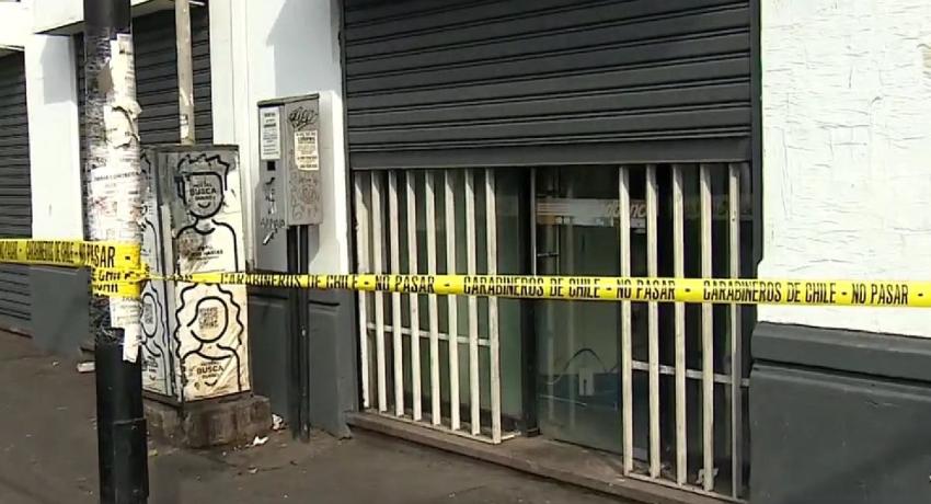 Sujetos escapan tras intento de asalto en banco BCI de Recoleta: robaron arma del guardia
