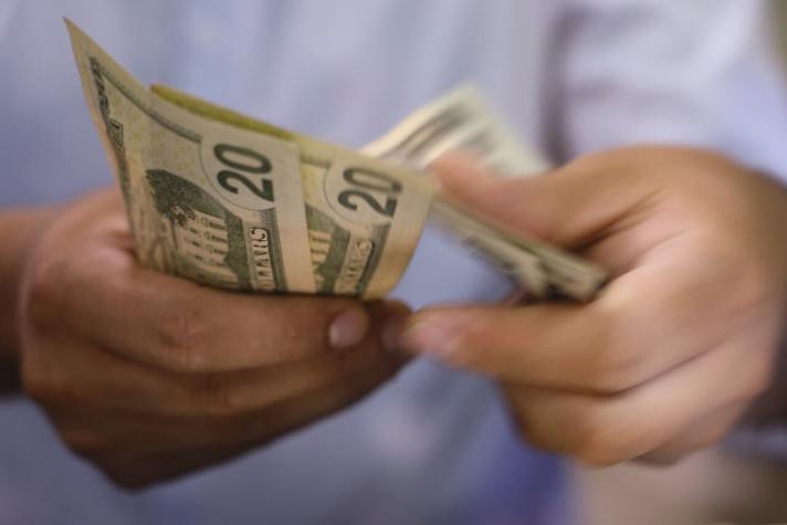 Dólar cae casi $ 5 en la apertura tras negativa a nuevos retiros de fondos de AFP