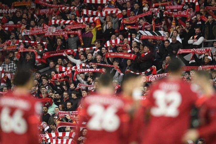 Hinchas del Liverpool dedican minuto de aplausos en apoyo a Cristiano Ronaldo por pérdida de su hijo