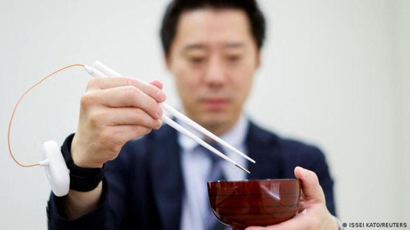 Investigadores japoneses inventan palillos eléctricos que modifican el sabor de la comida