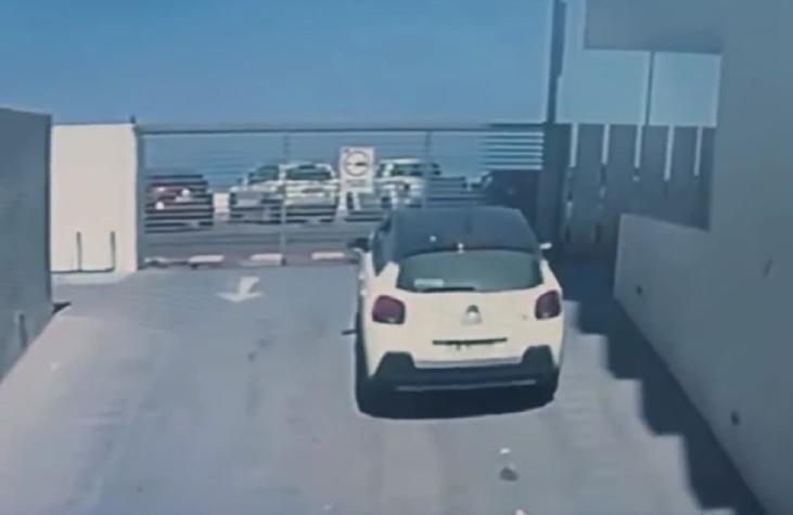 [VIDEO] Iquique: Olvidó poner el freno de manos en subida y auto chocó contra otro vehículo