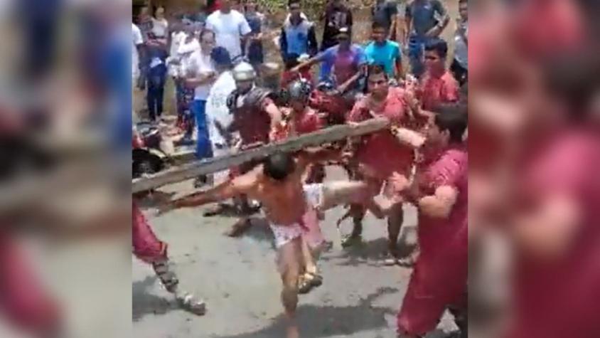 [VIDEO] Hombre que representó a Jesús en el Vía Crucis se defendió a patadas tras sufrir azotes