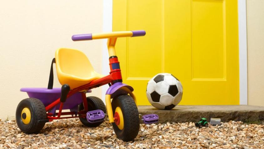 Investigan "fuga" de dos niños de 2 años desde una guardería: Huyeron en motos de juguete