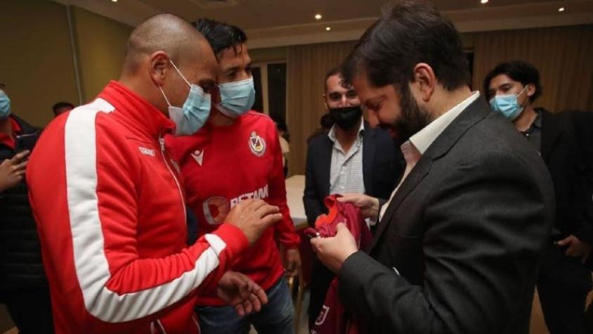 Humberto Suazo y Matías Fernández le obsequian camiseta de La Serena al presidente Boric