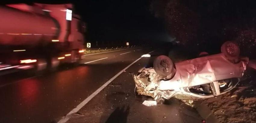 Hombre fallece tras volcarse su automóvil en Ruta 5 Sur: Menor de 11 años fue trasladado a Hospital