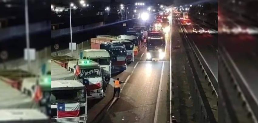 Camioneros cortan pista derecha de la Ruta 5 Sur tras llamado a paro nacional