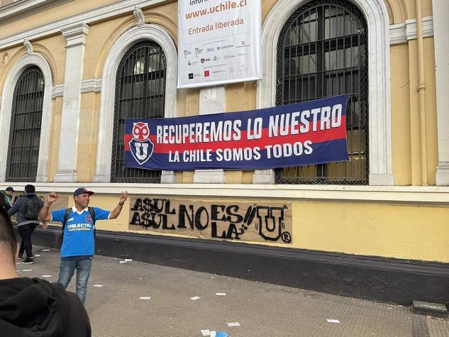 Hinchas de la U protestan en la Casa Central de la universidad y piden "intervención" en Azul Azul
