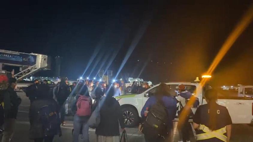 Pasajeros protestan en losa del Aeropuerto de Santiago: Reclaman por retraso de vuelo a La Serena
