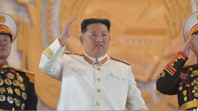 El desafiante discurso de Kim Jong-un en desfile militar donde mostró misiles nucleares prohibidos