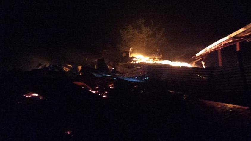 Nuevo ataque incendiario consumió casa, vehículos y una bodega en sector de Quidico en Tirúa